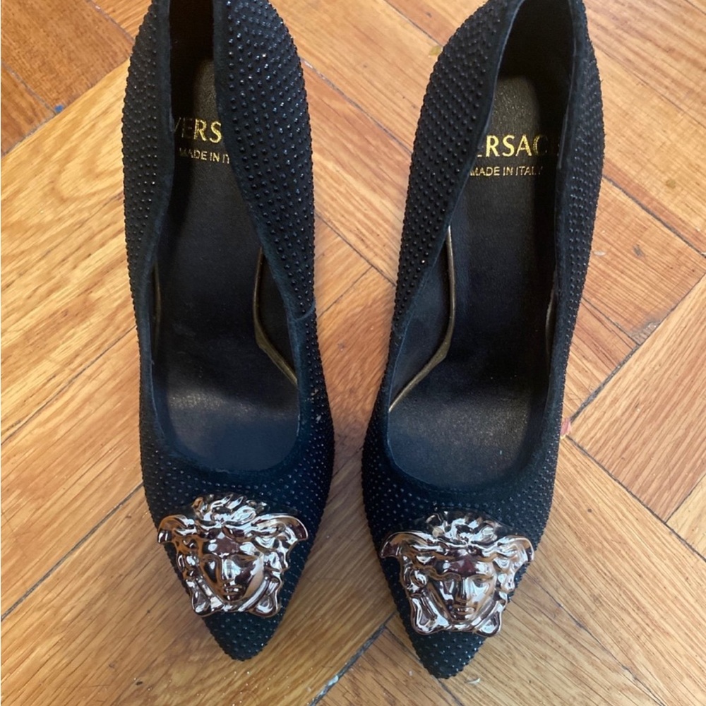 No Boundaries Black Heels with Elegant Design